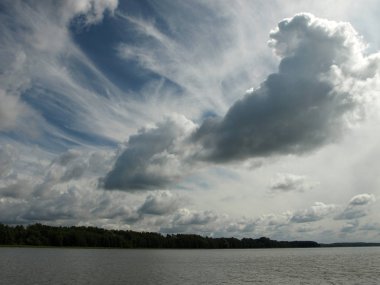 güzel bulutlar ile göl görünümü. güneşli yaz günü, Lielezers, Letonya