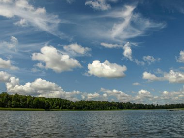 güzel bulutlar ile göl görünümü. güneşli yaz günü, Lielezers, Letonya