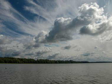 güzel bulutlar ile göl görünümü. güneşli yaz günü, Lielezers, Letonya