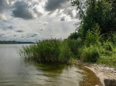 güzel bulutlar ile göl görünümü. güneşli yaz günü, Lielezers, Letonya