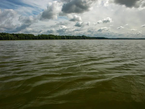 Uitzicht Het Meer Met Prachtige Wolken Zonnige Zomerdag Lielezers Letland — Stockfoto