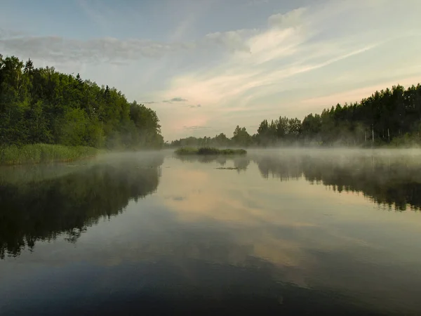 Ранним Утром Озере Красивые Отражения Неба Воде Туман Вода Зеркало — стоковое фото