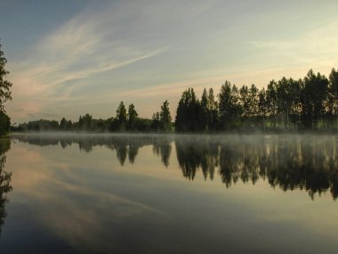 göl ile manzara, sabahın erken saatlerinde, gizemli sis su yüzeyinden yükselen