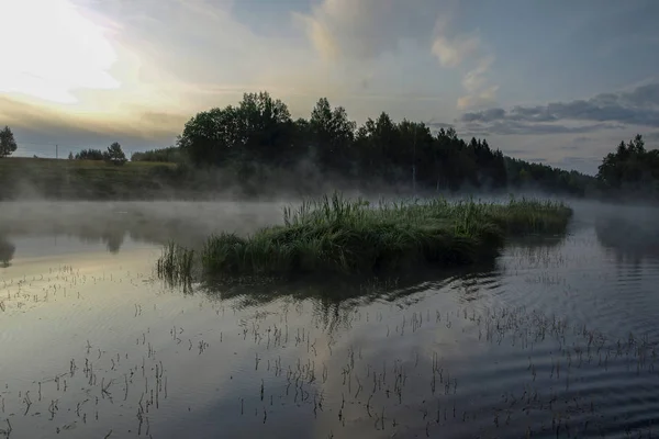Paysage Avec Lac Tôt Matin Brume Mystérieuse Surgissant Surface Eau — Photo