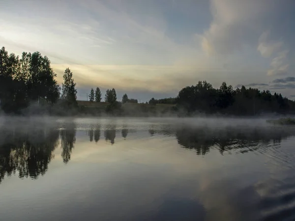 Landschaft Mit See Früher Morgen Geheimnisvoller Nebel Steigt Von Der — Stockfoto