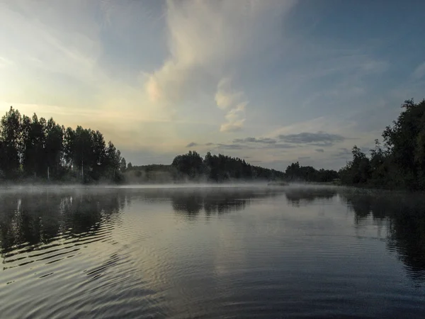 Paysage Avec Lac Tôt Matin Brume Mystérieuse Surgissant Surface Eau — Photo