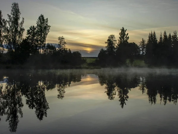 Landschaft Mit See Früher Morgen Geheimnisvoller Nebel Steigt Von Der — Stockfoto