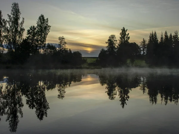 Paysage Avec Lac Tôt Matin Brume Mystérieuse Surgissant Surface Eau — Photo