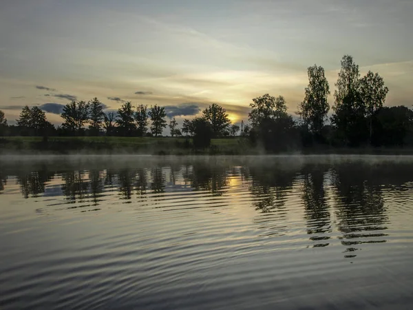 Пейзаж Озером Ранним Утром Таинственный Туман Поднимающийся Поверхности Воды — стоковое фото