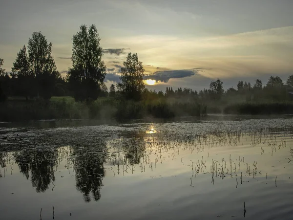 Landskap Med Sjö Tidig Morgon Mystisk Dimma Stiger Från Vattenytan — Stockfoto