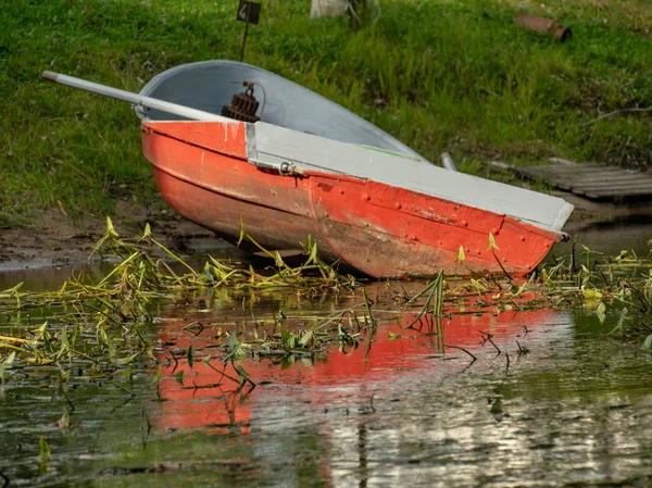 Hermoso Brillante Barco Orillas Del Río Seda Hermosos Reflejos Letonia —  Fotos de Stock