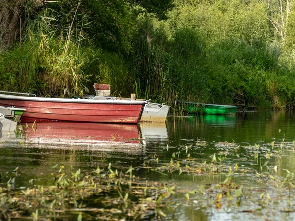 Barco Bonito Brilhante Nas Margens Rio Seda Belas Reflexões Letónia — Fotografia de Stock