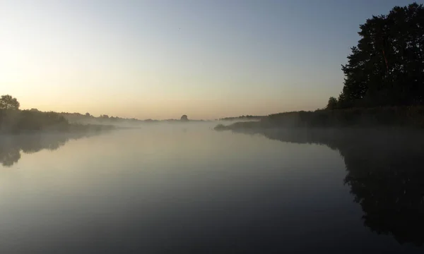 霧の夏の朝に川の上の日の出 水の空の反射 蒸し水の霧の反射 サラカ川 ラトビア — ストック写真