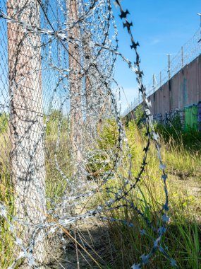 dokuya uygulanan batma teli ile soyut görünüm