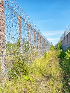 Hapishane çitinin üzerine monte edilmiş dikenli tel parçası, Rummu ocağı, Estonya
