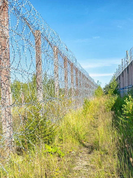 Hapishane çitinin üzerine monte edilmiş dikenli tel parçası, Rummu ocağı, Estonya