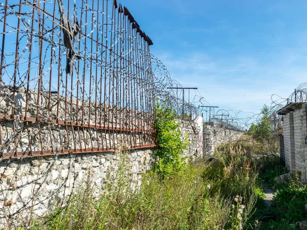 Hapishane çitinin üzerine monte edilmiş dikenli tel parçası, Rummu ocağı, Estonya