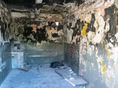 Bir Rummu köyünde eski ve terk edilmiş hapishane, Estonya