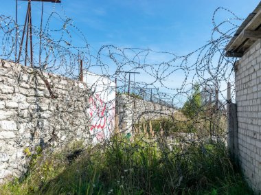 Hapishane çitinin üzerine monte edilmiş dikenli tel parçası, Rummu ocağı, Estonya