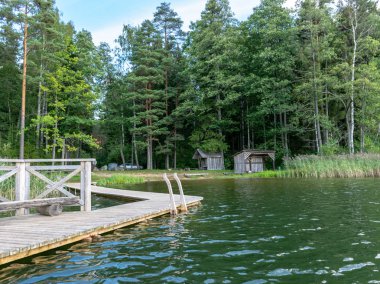 Valdis göl kıyısı güzel yaz görünümü, göl, Letonya tarafından ahşap yaya köprüsü