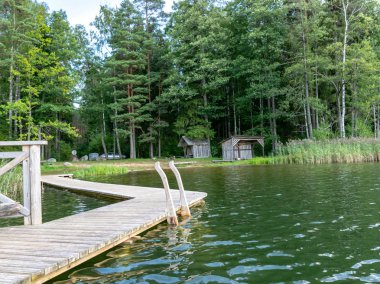 Valdis göl kıyısı güzel yaz görünümü, göl, Letonya tarafından ahşap yaya köprüsü