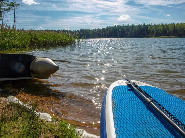 Lato Widok Jezioro Stand Board Piękne Chmury Odbicia Wody — Zdjęcie stockowe