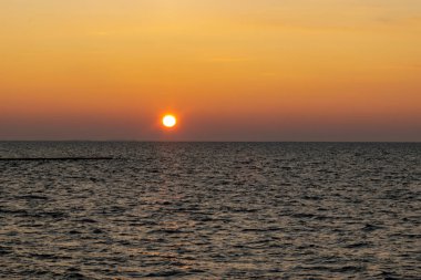 Nida tatil kasabasında Curonian Lagün üzerinde güzel gündoğumu sahil, Neringa, Litvanya