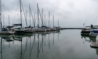 rıhtımüzerinde marinasiluetleri ile deniz kıyısı boyunca bir patika,