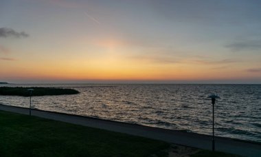 Nida tatil kasabasında Curonian Lagün üzerinde güzel gündoğumu sahil, Neringa, Litvanya