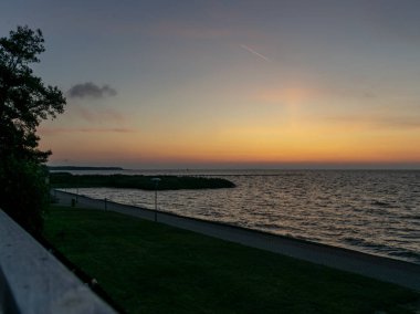 Nida tatil kasabasında Curonian Lagün üzerinde güzel gündoğumu sahil, Neringa, Litvanya