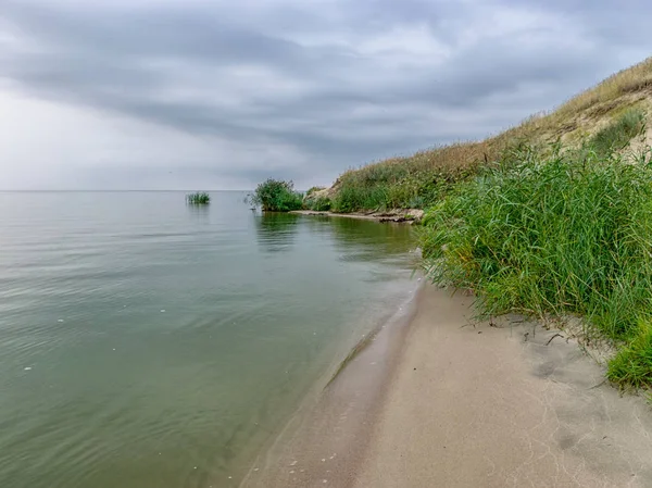 Krajobraz Morza Piasku Wydmy Brzegu Brzeg Poślizgu Spokojna Woda Mierzeja — Zdjęcie stockowe