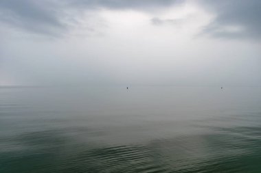 denizde huzur, sakin su, bozulmamış ufuk, su yosunu