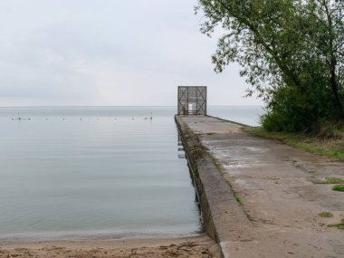 deniz tarafından ahşap iskele, Nida tatil kasabasında Curonian Lagün, Neringa, Litvanya