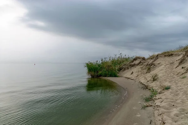 Τοπίο Θάλασσα Και Άμμο Αμμόλοφους Ξηρά Ολίσθηση Ήρεμο Νερό Κούριαν — Φωτογραφία Αρχείου