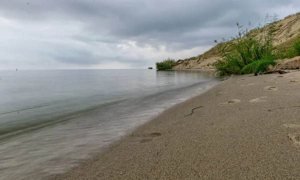 Paisaje Con Orilla Dunas Mar Arena Deslizamiento Orilla Aguas Tranquilas — Foto de Stock