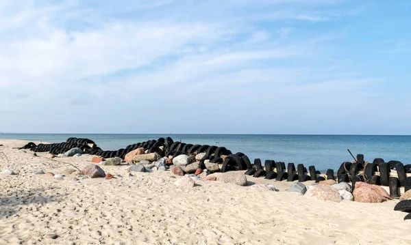 Вид Піщаний Пляж Біля Балтійського Моря Узбережжя Старими Автомобільних Шин — стокове фото