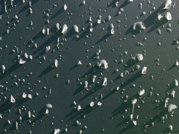 dokular için uygun gri arka plan üzerinde su ve dolu soyut yakın çekim görünümü