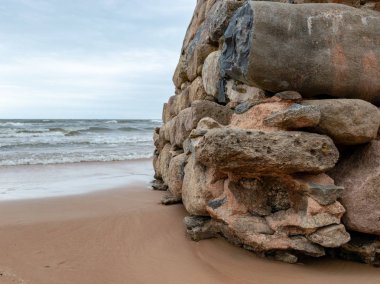  taş duvar ve deniz ile manzara, gri ve bulutlu gün