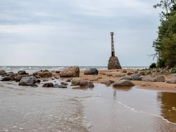 Kumlu Plajda Eski Deniz Feneri Runoff Kumrags Deniz Feneri Letonya — Stok fotoğraf