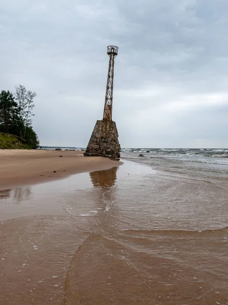 Farol Velho Praia Arenosa Belas Reflexões Água Escoamento Farol Kumrags — Fotografia de Stock