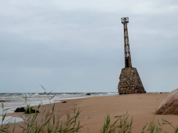 Старий Маяк Пляжі Оточений Скелями Балтійське Море Маяк Кумламота Латвія — стокове фото