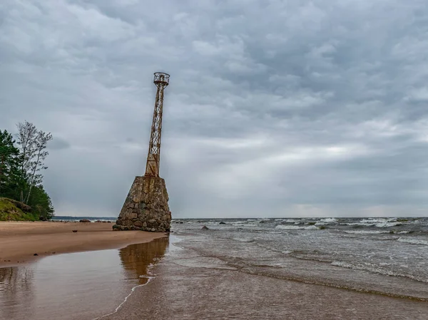 Старий Маяк Піщаному Пляжі Красиві Роздуми Стоку Води Маяк Кумганчір — стокове фото