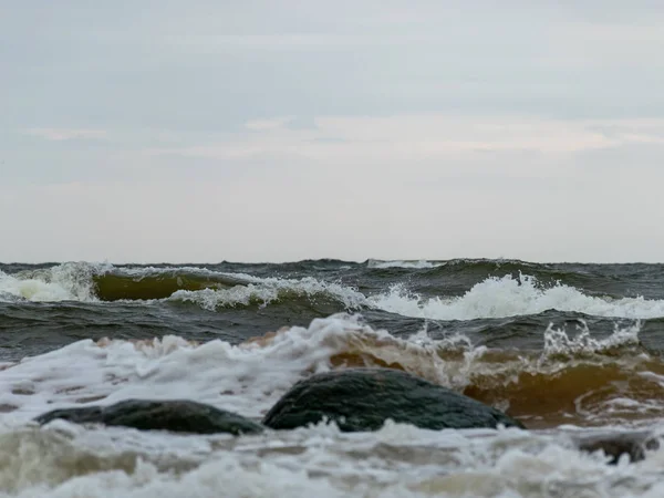 Duży Łamanie Fali Morskiej Piaszczystej Plaży Nad Morzem Bałtyckim — Zdjęcie stockowe