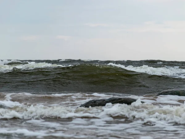 Stor Brytande Havsvåg Sandstrand Vid Östersjön — Stockfoto