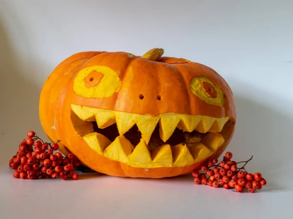 Hermosa Calabaza Tallada Decorada Con Bayas Negras Hermosos Dientes Amarillos — Foto de Stock