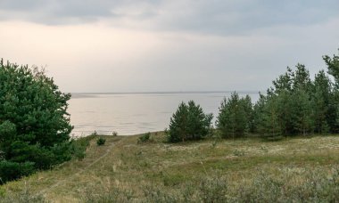 uzakta panoramik deniz manzarası, ön planda kumullar