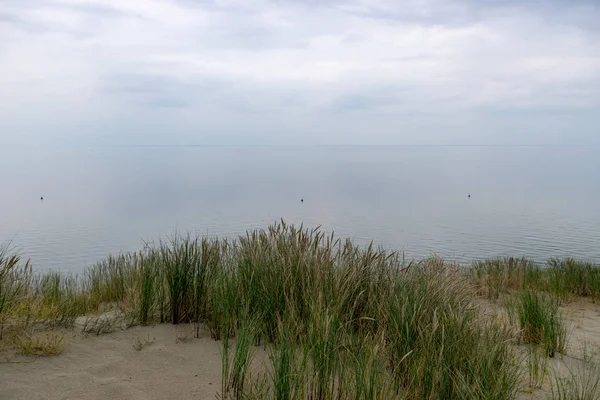 Panoramiczny Widok Morze Oddali Wydmy Pierwszym Planie — Zdjęcie stockowe