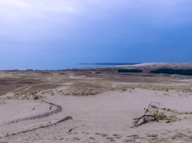 kumul görünümü, yoksul bitkiler, yağmurdan önce koyu mavi gökyüzü