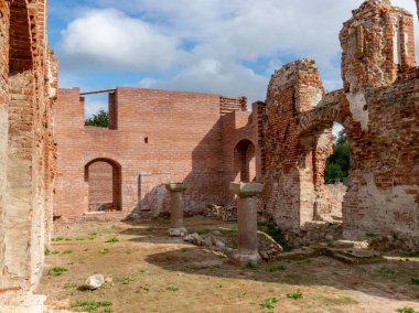 etkileyici kalıntıları, kale 1266 yılında inşa, kırmızı tuğla duvarlar, duvarlarda ağaçlar, Castle Brandenburg, Kaliningrad Oblast, Rusya