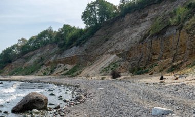 sığ Baltık Denizi kıyısında dik banka, kumtaşı çıkıntıları, Zelenogradsk, Rusya